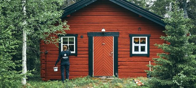 House Paint Colors That Go Well With Green Roof